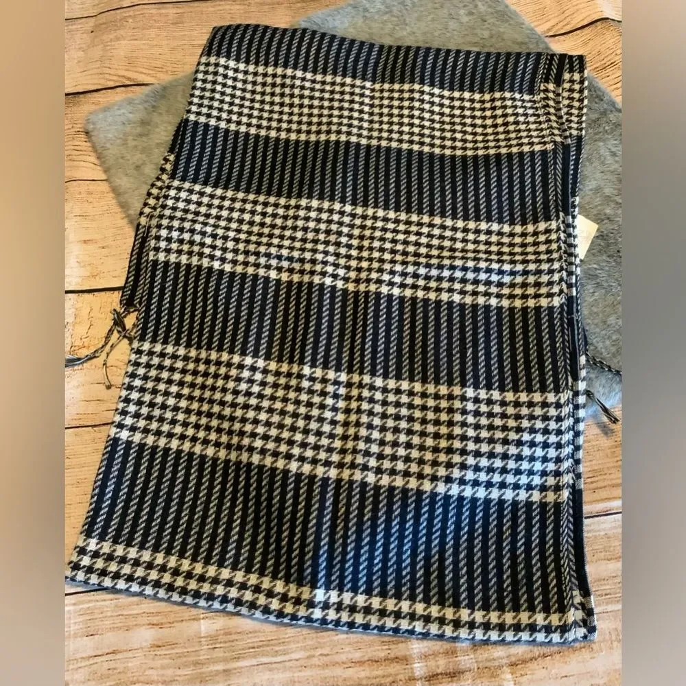 NWT Houndstooth Scarf With Fringe